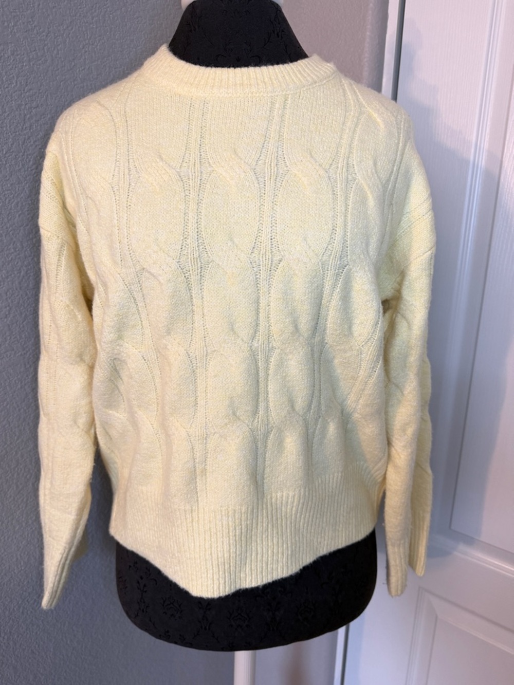 Soho & Stella New York Crewneck Cable Knit Sweater in Pale Butter Yellow Size XS - Picture 2 of 7